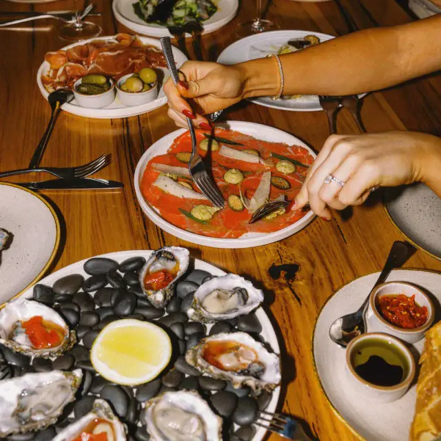 Food made for sharing.
Our feed-me menu is available for groups of 8 or more — so everyone’s fed well, without the fuss of deciding. Perfect for your next group get together.

Get in touch with the team at info@enotecaeastend.com.au, or simply book online.

ENOTECA
281 Rundle Street